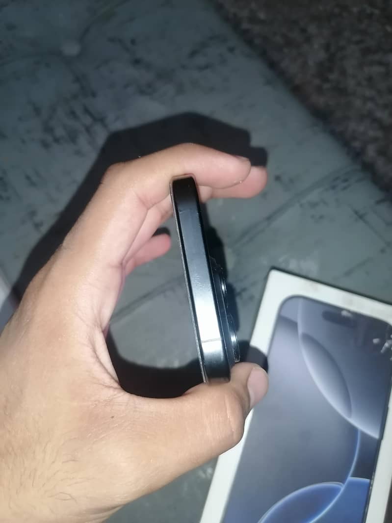 Apple iPhone 16 Pro 3