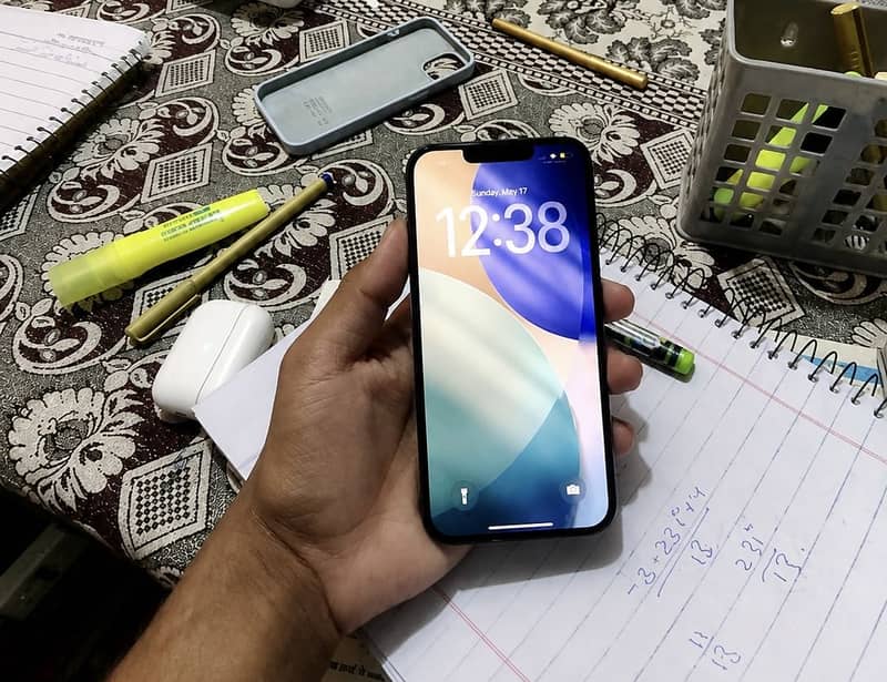 Apple iPhone 13 0