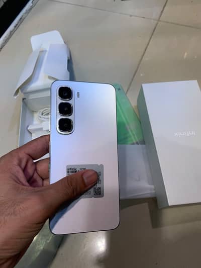Infinix hot 60i 6+128 10 day used hua ha urgent sell krna ha