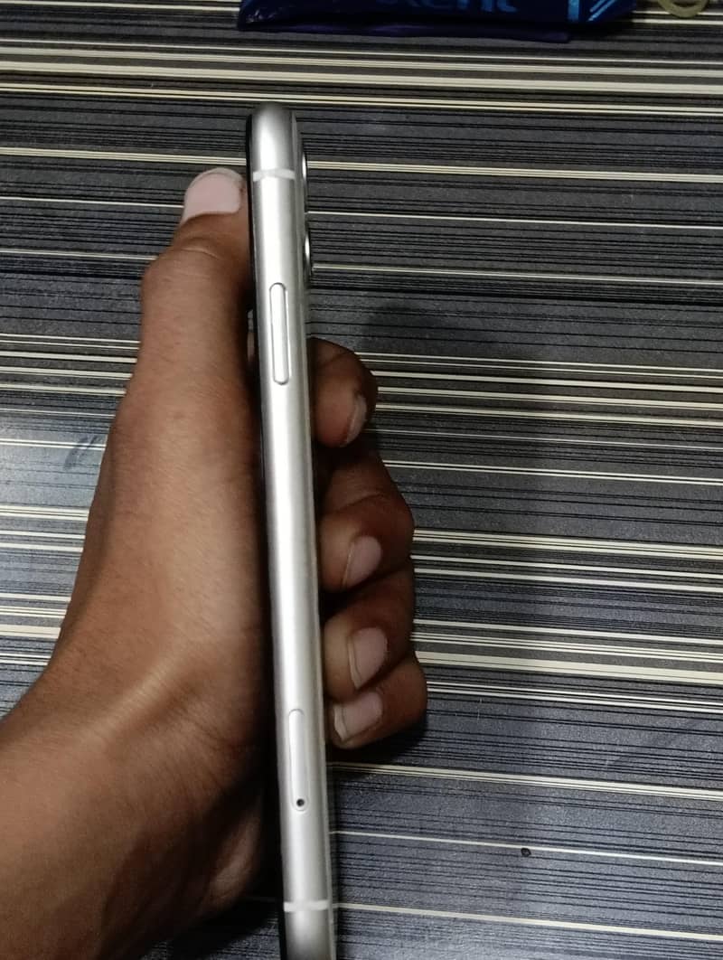Apple iPhone 11 7