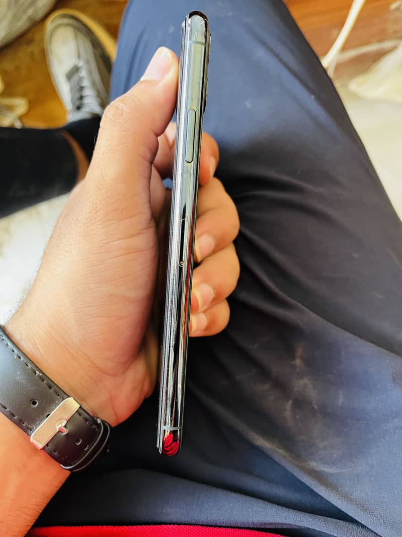 Apple iPhone 11 Pro Max 4