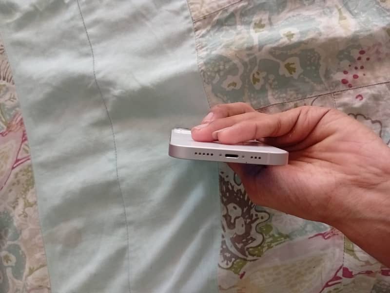 Apple iPhone 13 2