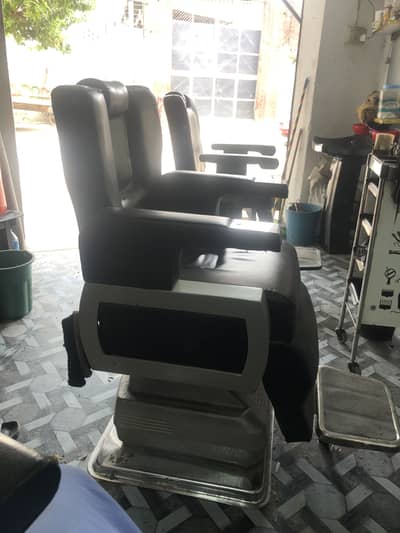Saloon chair