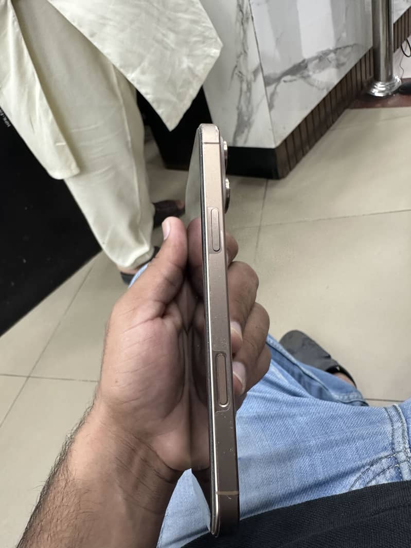 Apple iPhone 16 Pro Max 4