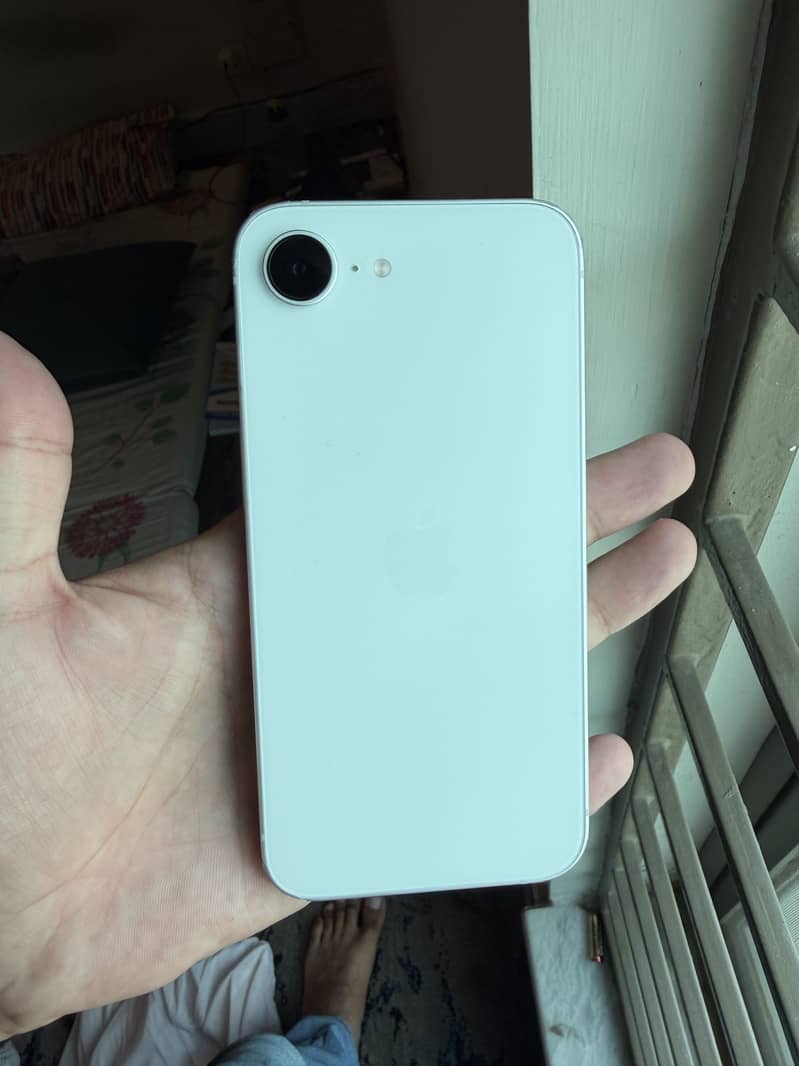 Apple iPhone 17e 1