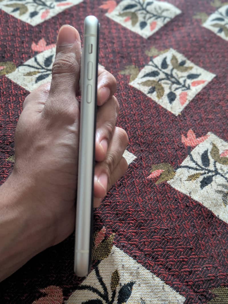 Apple iPhone 11 3