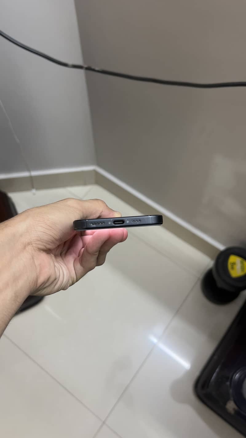 Apple iPhone 16 2