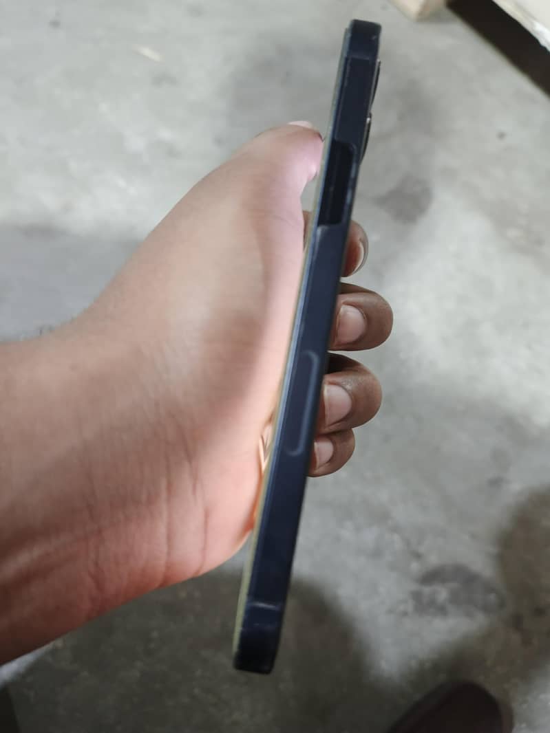 Apple iPhone 12 4