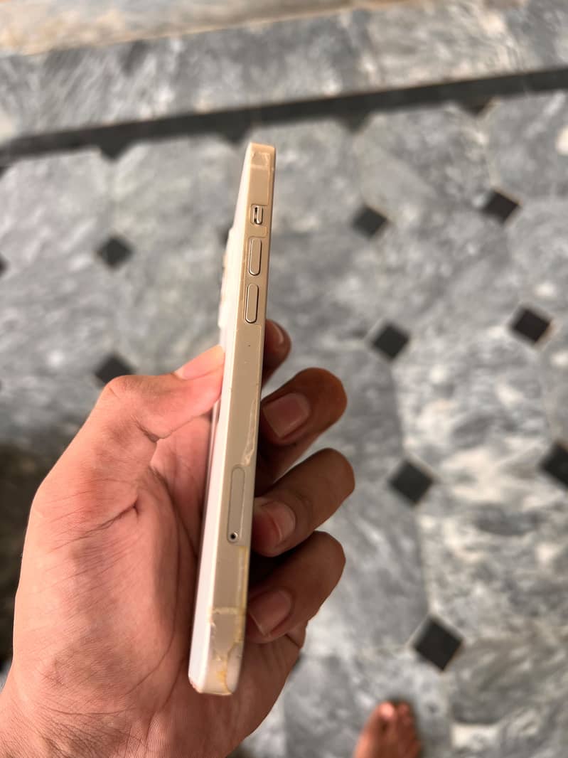 Apple iPhone 13 5