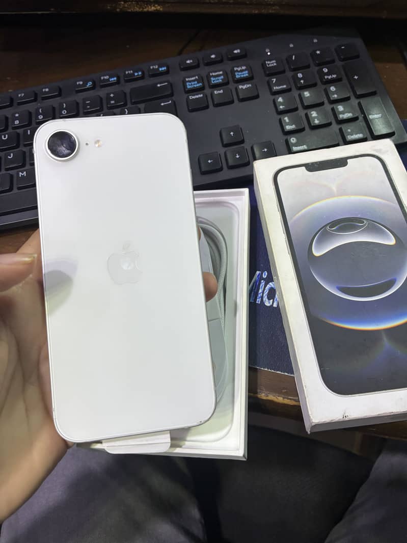 Apple iPhone 16e 1