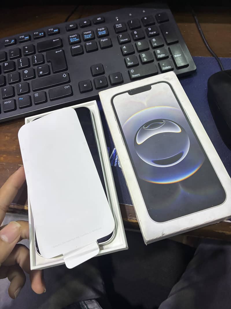 Apple iPhone 16e 3