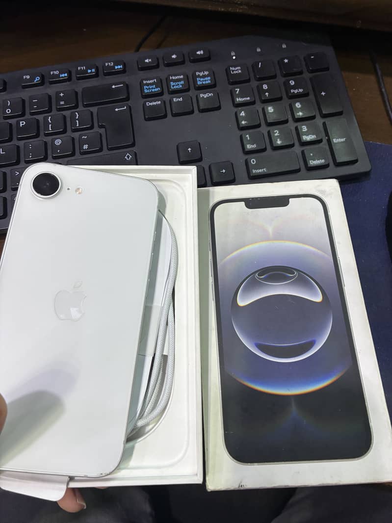 Apple iPhone 16e 4