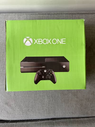 Xbox One 500Gb with battery pack and GTA 5 CD