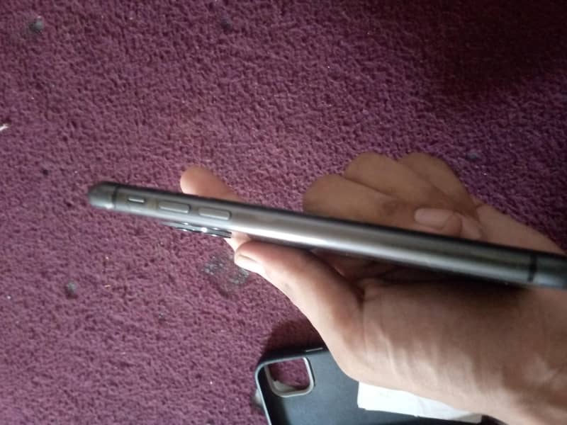 Apple iPhone 11 4
