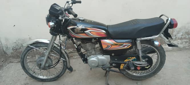 Honda CG125. . . .