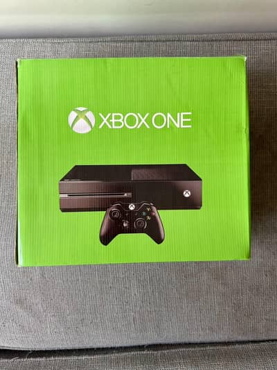 Xbox One 500gb with battery pack and GTA V CD