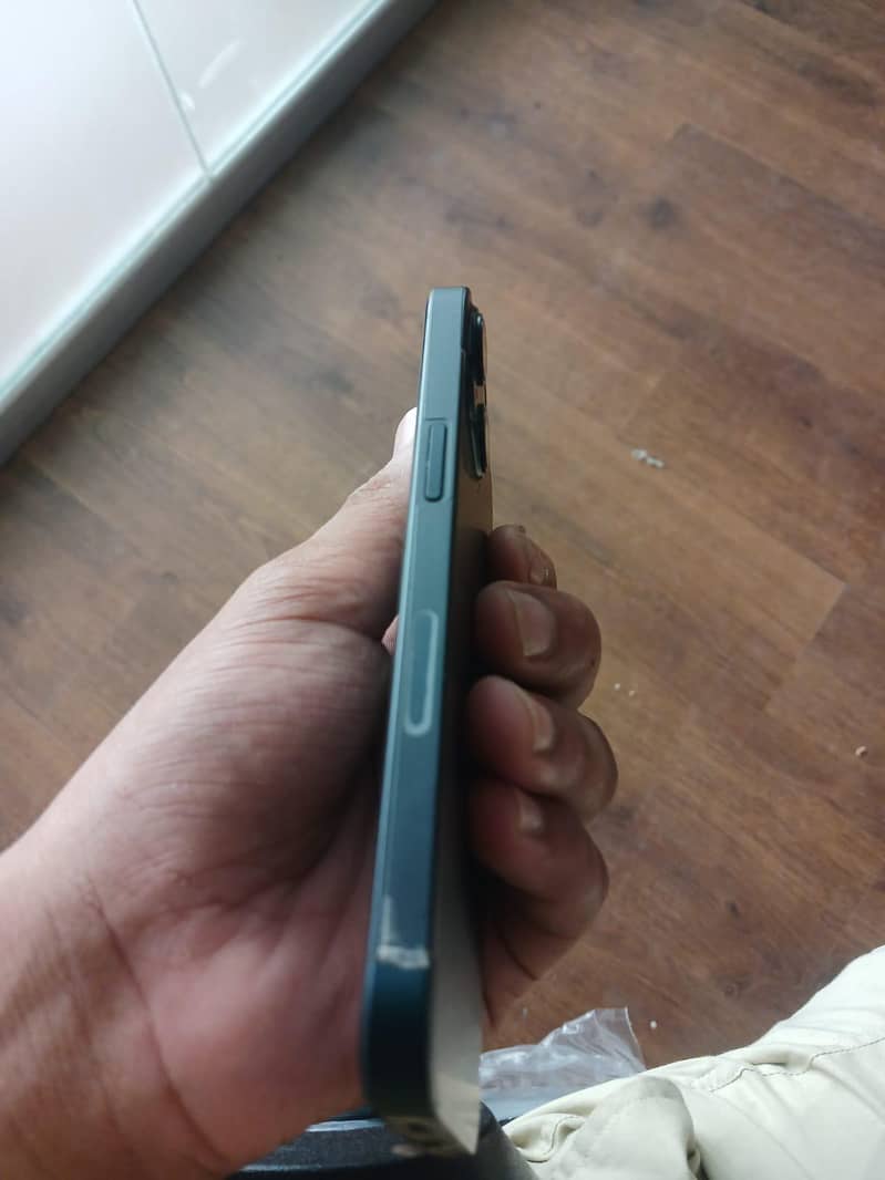 Apple iPhone 13 2