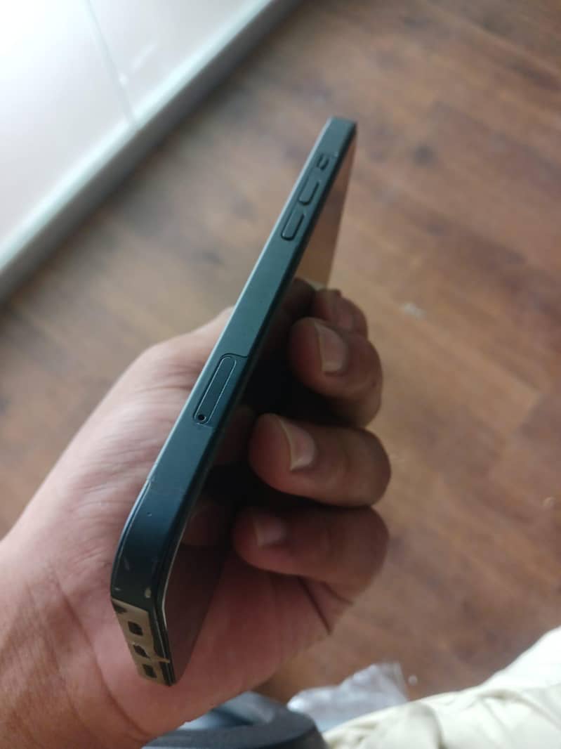 Apple iPhone 13 4
