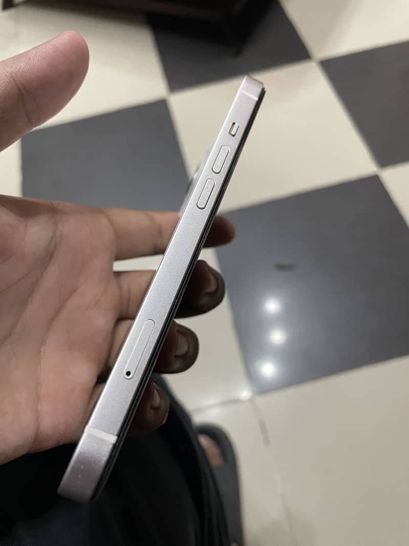 Apple iPhone 13 2