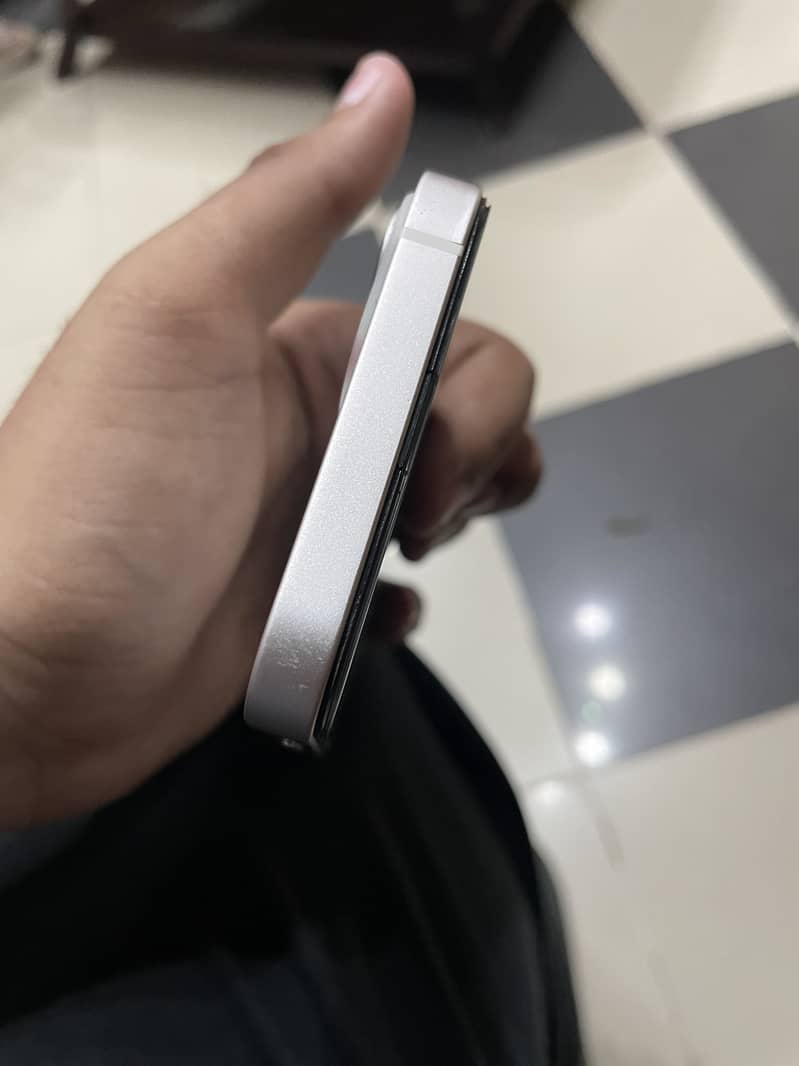 Apple iPhone 13 5