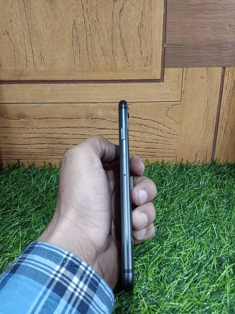Apple iPhone 8 4