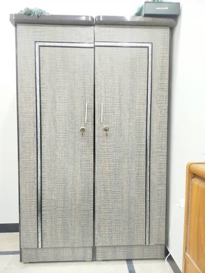 Good condition 2 doors coubard