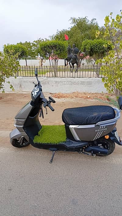 urgent salee electric Revoo Scooty for sale in good condition