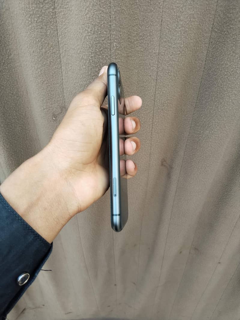 Apple iPhone 11 4