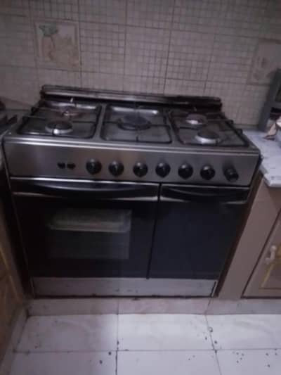 Stove with oven.