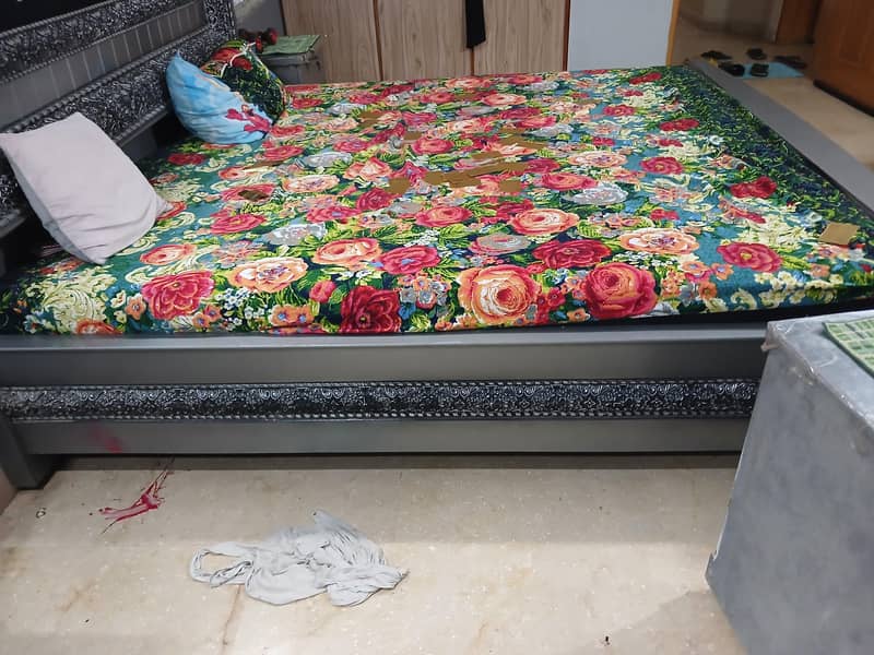 bed side table or derasin 1