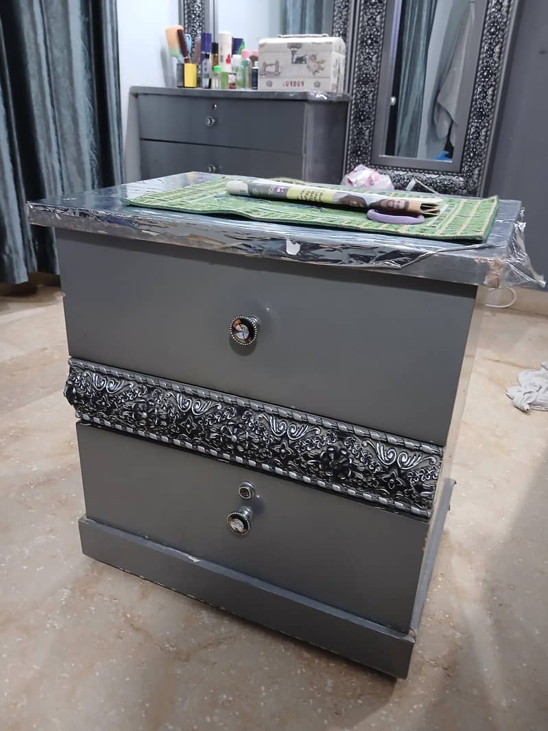 bed side table or derasin 2
