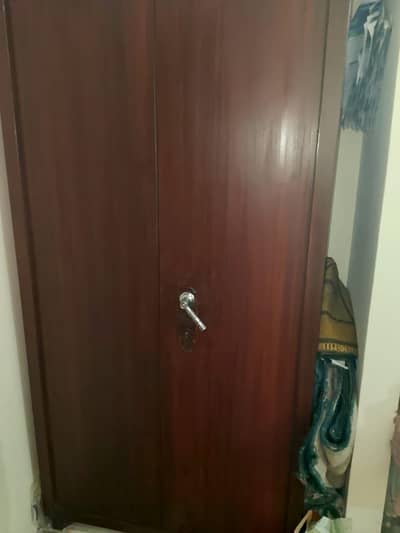 lohe ki almari hai 10 by 10 condition double lock hai