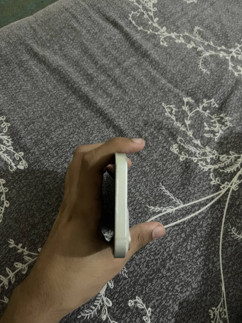 Apple iPhone 14 4