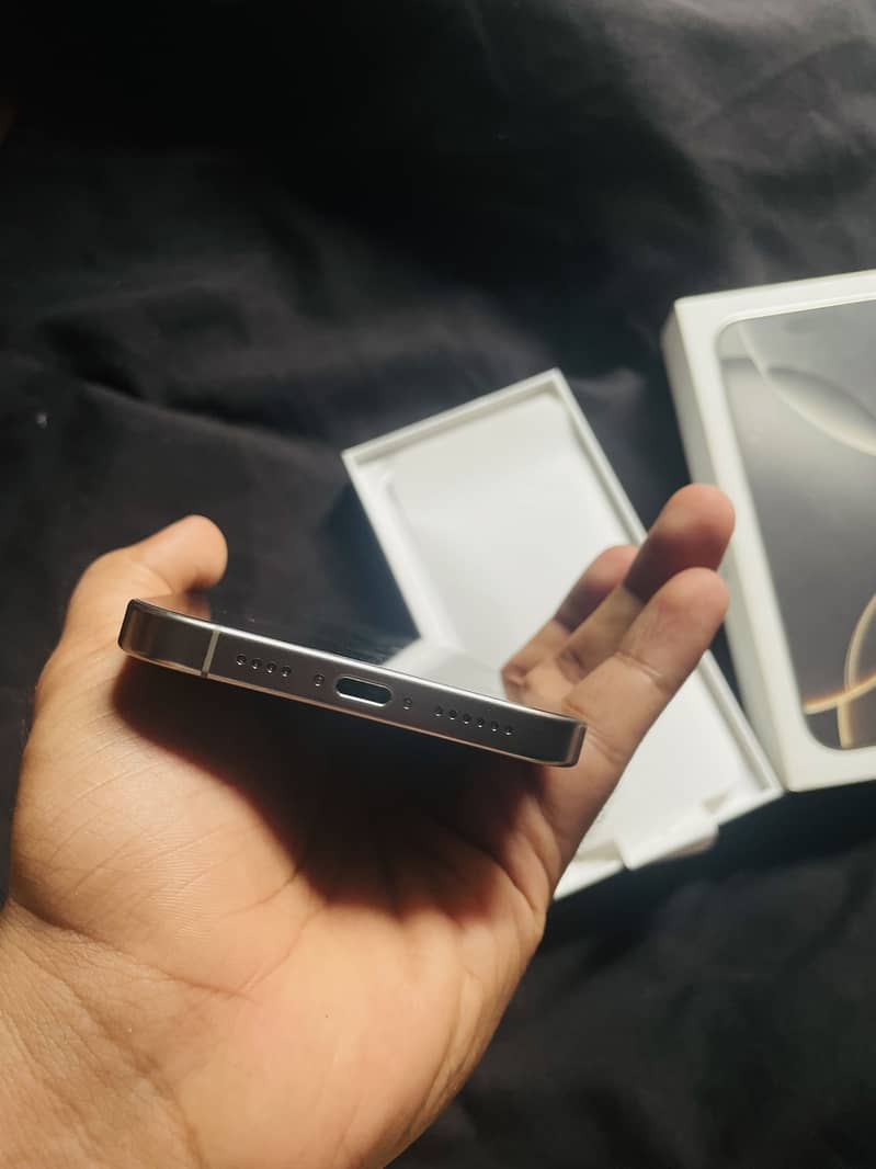 Apple iPhone 16 pro max 2