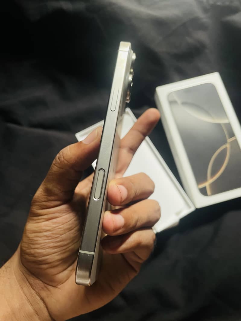 Apple iPhone 16 pro max 3