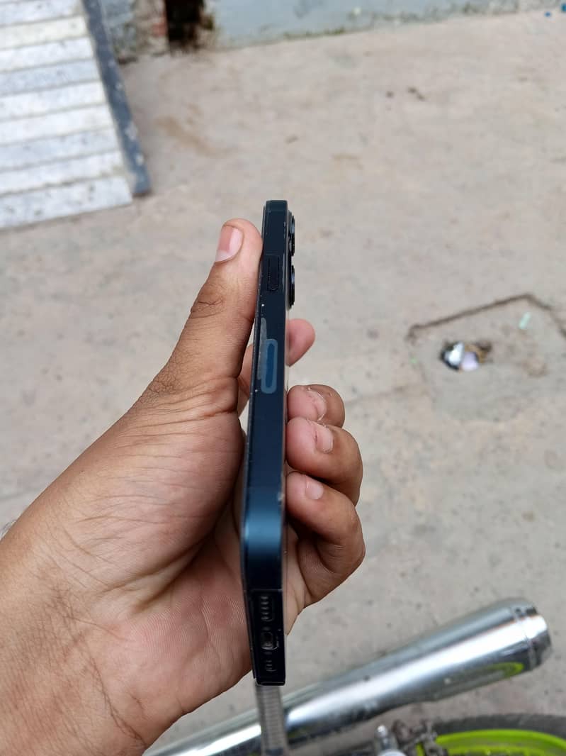 Apple iPhone 13 2