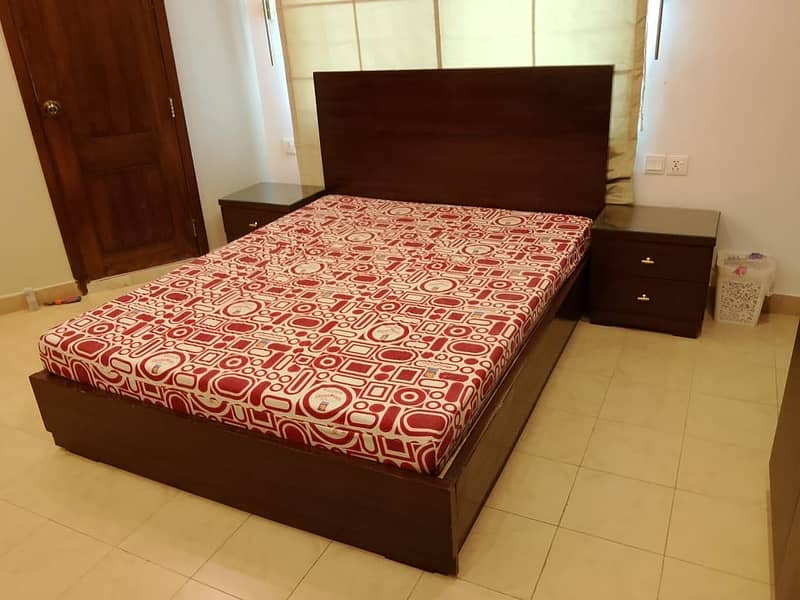 Queen size bed 1