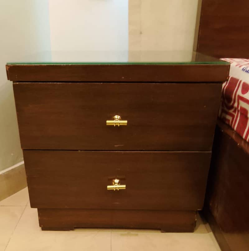 Queen size bed 2