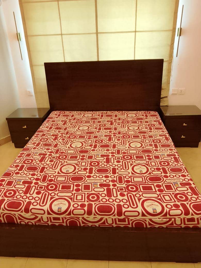 Queen size bed 3