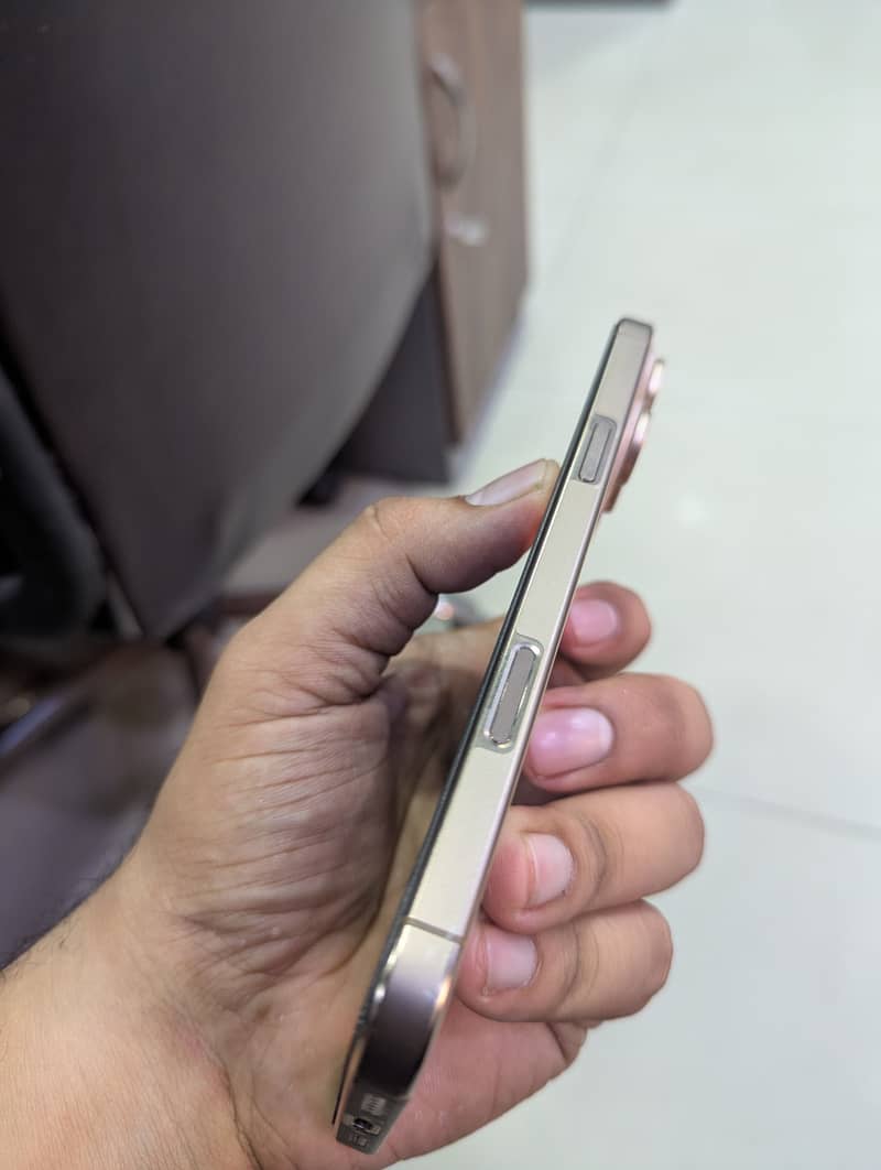 Apple iPhone 16 Pro Max 2
