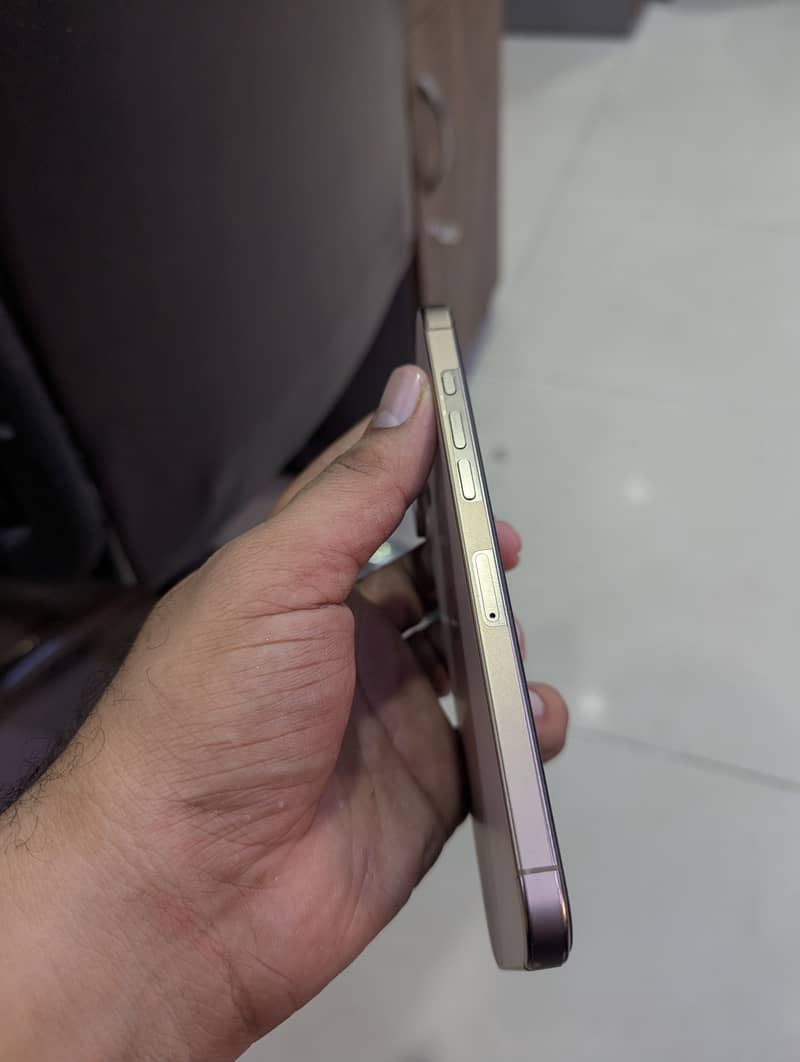 Apple iPhone 16 Pro Max 3