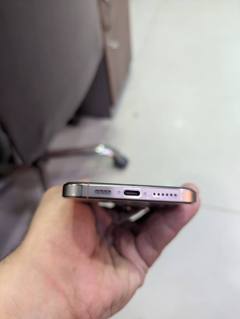 Apple iPhone 16 Pro Max 6