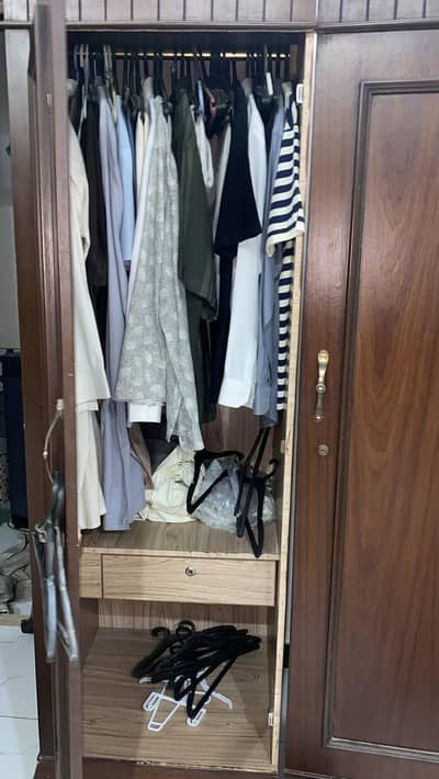 almari/wardrobe