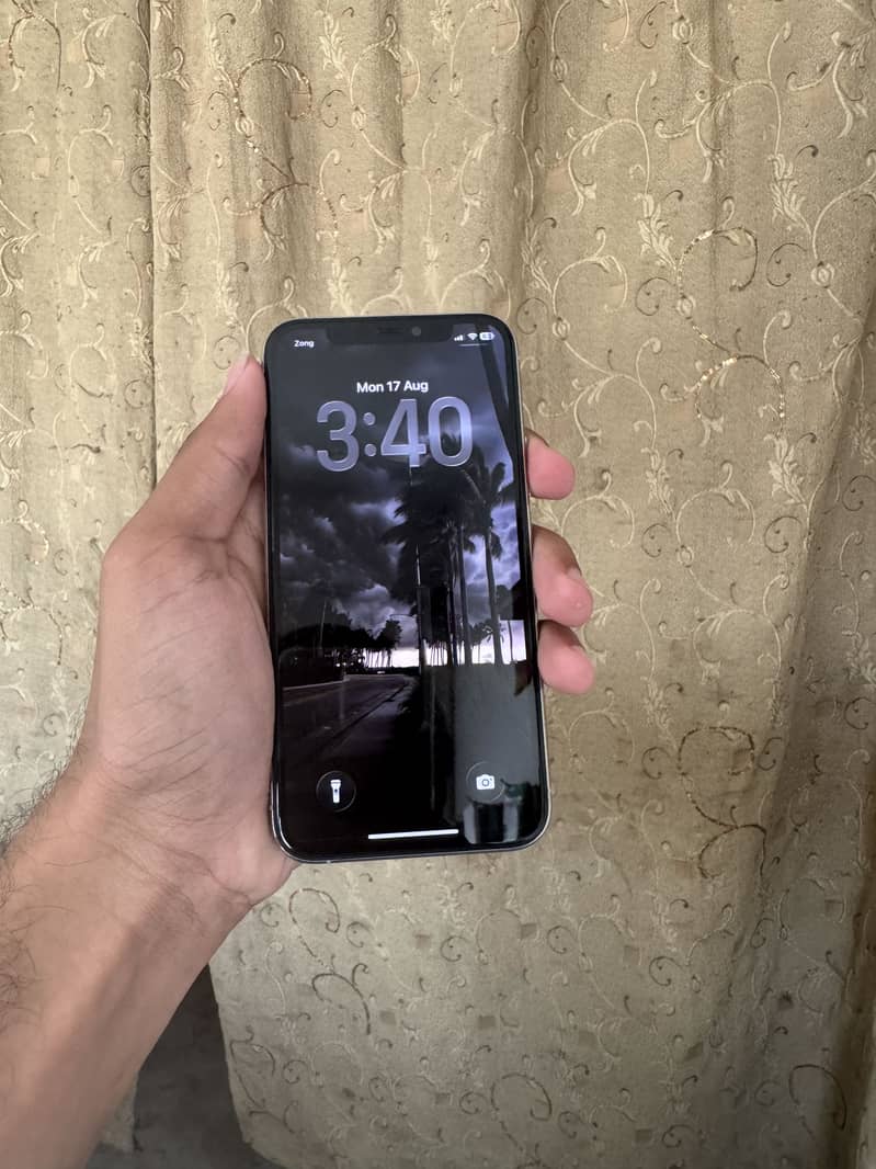 Apple iPhone 11 Pro 4
