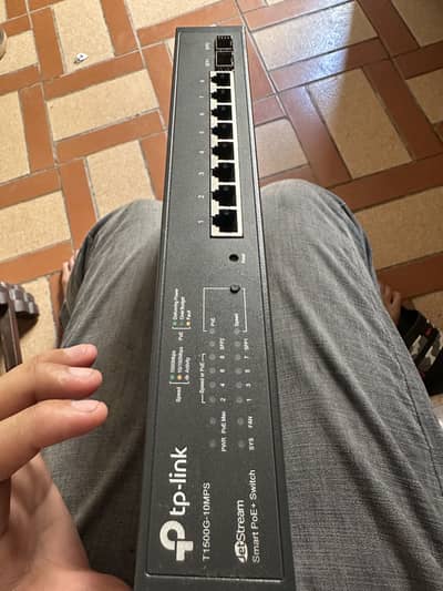 JetStream 8-port Gigabit smart PoE+ switch with 2 SFP slots.