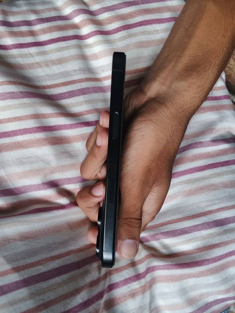 Apple iPhone 16 Pro 1