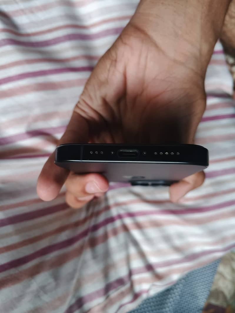 Apple iPhone 16 Pro 3