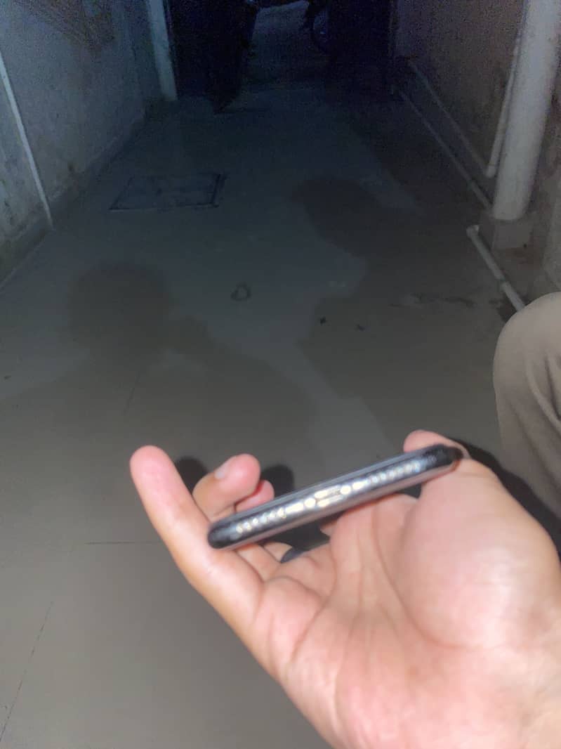 Apple iPhone X 4