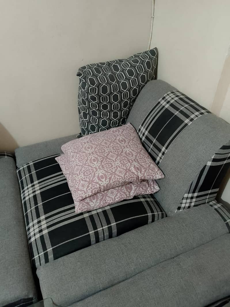 sofa aur table 2