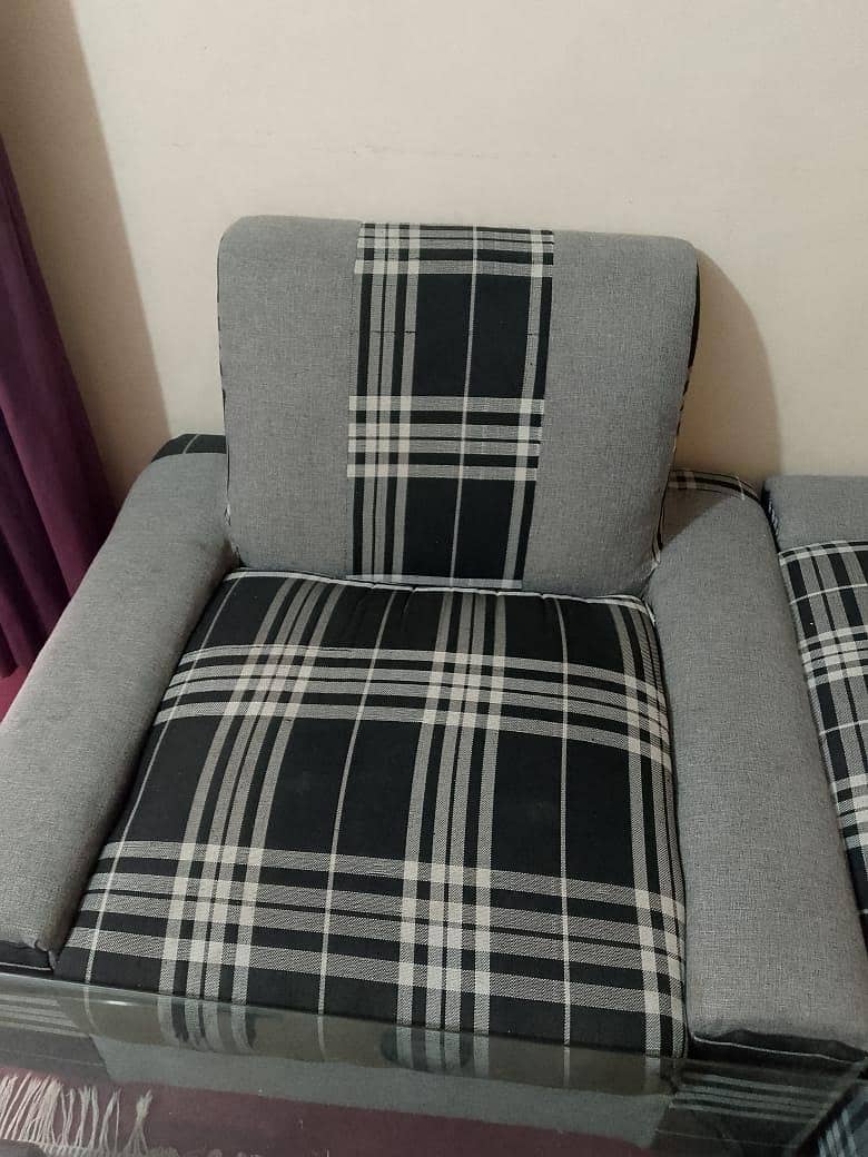 sofa aur table 4